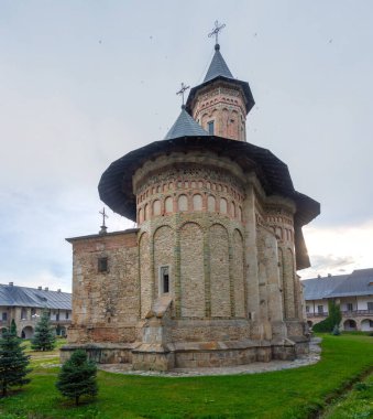 Romanya 'da bulutlu bir günde Neamt manastırı