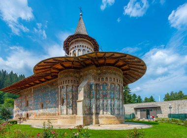 Romanya 'daki Voronet manastırında yaz mevsimi
