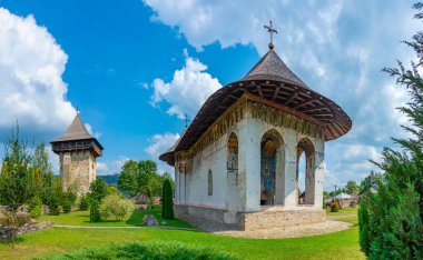 Romanya 'daki Mizah Manastırında yaz mevsimi