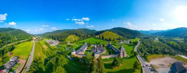 Romanya 'daki Sucevita manastırında yaz mevsimi