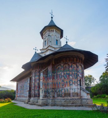 Romanya 'daki Moldovita manastırında gün batımı