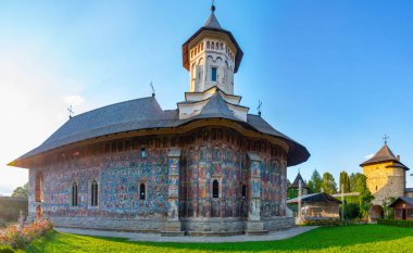 Romanya 'daki Moldovita manastırında gün batımı