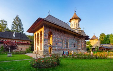 Romanya 'daki Moldovita manastırında gün batımı