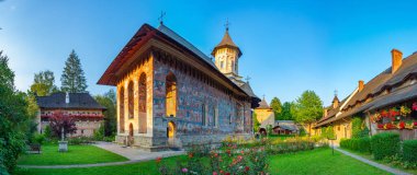 Romanya 'daki Moldovita manastırında gün batımı