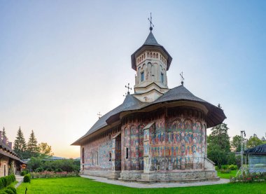 Romanya 'daki Moldovita manastırında gün batımı