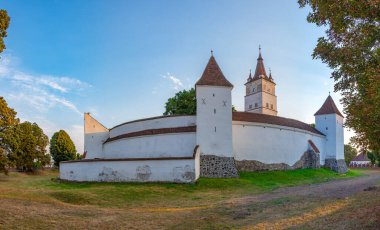 Romanya 'nın Harman kentindeki Güçlendirilmiş Evanjelik Kilisesi' nin günbatımı