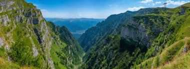 Romanya 'nın Busteni köyü yakınlarındaki Bucegi dağlarına giden Caraiman Vadisi' nde yaz günü