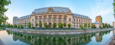 Romanya 'nın başkenti Bükreş' teki Temyiz Mahkemesi 'nin gün batımı manzarası