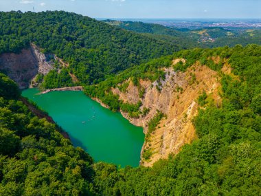 Ledinacko Jezero Gölü Sırbistan 'daki Fruska Gora Parkı' nda