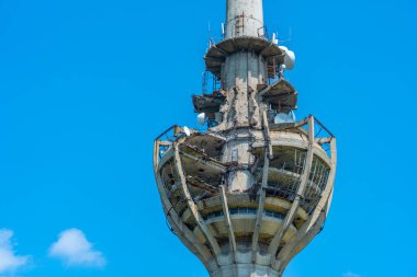 Sırbistan 'da Novi Sad yakınlarındaki Fruska Gora parkındaki yıkılmış televizyon kulesi