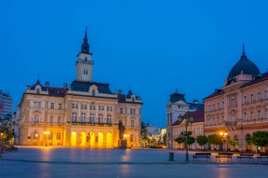 Sırp kenti Novi Sad 'ın merkezindeki belediye binasının gece manzarası