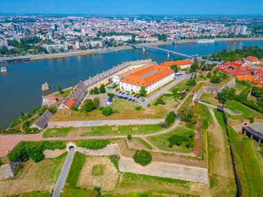 Sırp kenti Novi Sad 'daki Petrovaradin kalesinin hava manzarası