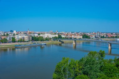 Sırbistan 'daki Petrovaradin kalesinden Novi Sad' ın Panorama manzarası
