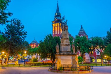 Sırp kenti Subotica 'daki Kutsal Üçlü Anıt ve Sanat Müzesi' nin günbatımı manzarası
