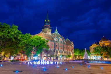 Sırbistan 'ın Subotica kentindeki Art Nouveau belediye binasının gün batımı manzarası