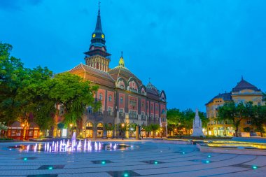 Sırbistan 'ın Subotica kentindeki Art Nouveau belediye binasının gün batımı manzarası