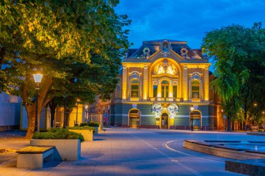 Sırbistan 'ın Subotica kentindeki şehir kütüphanesinin gün batımı manzarası