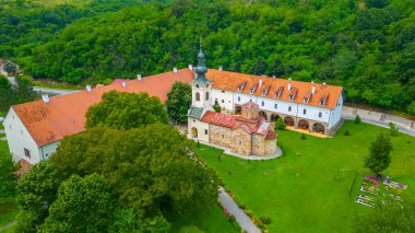 Sırbistan 'da yaz aylarında Mesiç manastırı