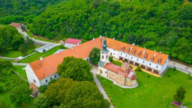 Sırbistan 'da yaz aylarında Mesiç manastırı