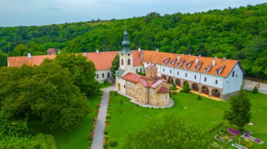 Sırbistan 'da yaz aylarında Mesiç manastırı