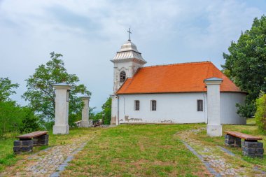 Sırp kasabası Vrsac 'a bakan kilise