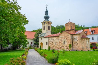 Sırbistan 'da yaz aylarında Mesiç manastırı