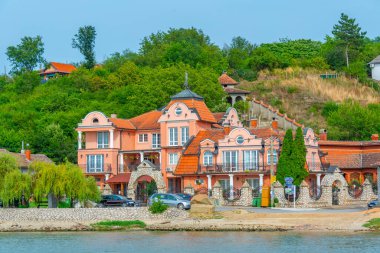 Sırbistan 'da Tuna' nın nehir kenarındaki Ram köyü