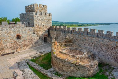 Romanya sınırında Tuna Nehri 'ne bakan Ram kalesi