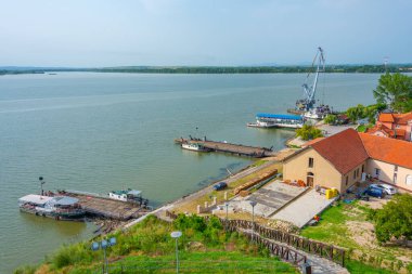 Sırbistan 'da Tuna' nın nehir kenarındaki Ram köyü