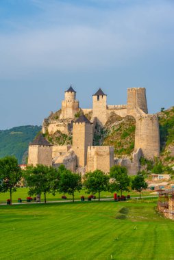 Sırbistan 'daki ünlü Golubac kalesi yaz boyunca