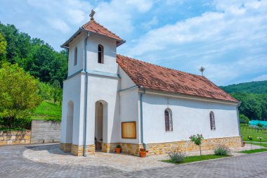 Sırbistan 'da yaz boyunca Vratna manastırı
