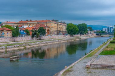 Sırp Nis kentinde Nisava 'nın Riverside kenti