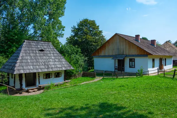 Romanya 'nın Suceava kentindeki Bucovina Köy Müzesinde tarihi evler