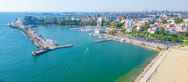 Romanya 'nın Köstence kentinde sahil yürüyüşünün Panorama hava manzarası