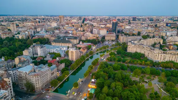 Romanya 'nın eski Bükreş kentini geçen Dambovita nehrinin günbatımı manzarası