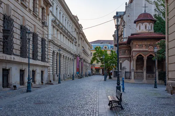 Romanya 'nın Bükreş kentindeki Stavropoleos Manastırı Kilisesi' nin gündoğumu manzarası
