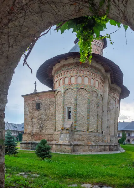 Romanya 'da bulutlu bir günde Neamt manastırı