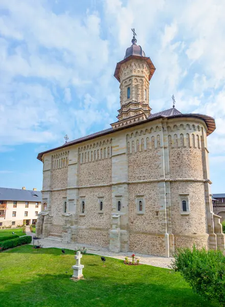 Romanya 'da güneşli bir günde Dragomirna Manastırı