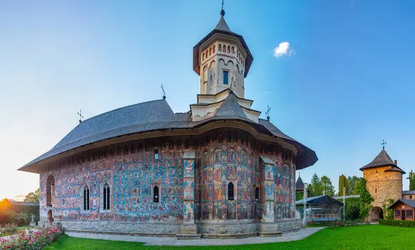 Romanya 'daki Moldovita manastırında gün batımı