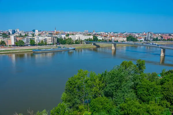 Sırbistan 'daki Petrovaradin kalesinden Novi Sad' ın Panorama manzarası