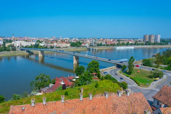 Sırbistan 'daki Petrovaradin kalesinden Novi Sad' ın Panorama manzarası