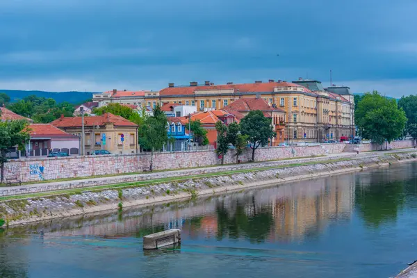 Sırp Nis kentinde Nisava 'nın Riverside kenti