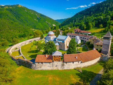 Sırbistan 'da güneşli bir günde Studenica Manastırı