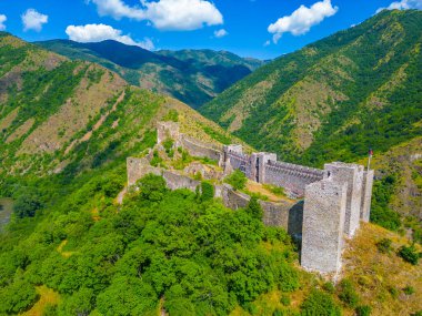 Sırbistan 'daki Magliç kalesinin Panorama manzarası