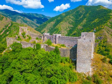 Sırbistan 'daki Magliç kalesinin Panorama manzarası