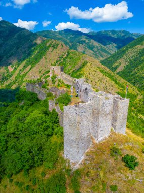 Sırbistan 'daki Magliç kalesinin Panorama manzarası