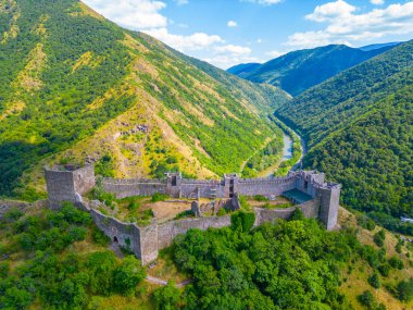 Sırbistan 'daki Magliç kalesinin Panorama manzarası