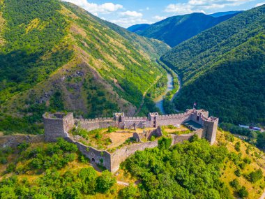 Sırbistan 'daki Magliç kalesinin Panorama manzarası