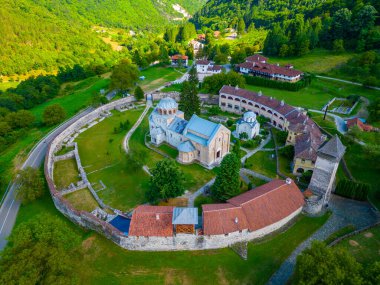 Sırbistan 'da güneşli bir günde Studenica Manastırı