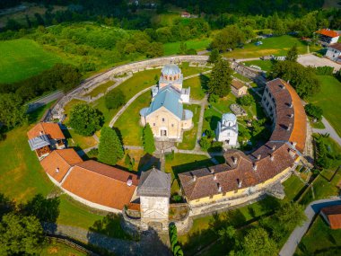 Sırbistan 'da güneşli bir günde Studenica Manastırı